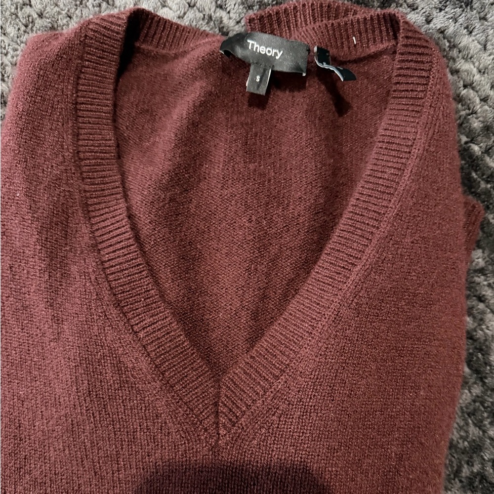Theory Burgundy V-Neck cashmere Sweater